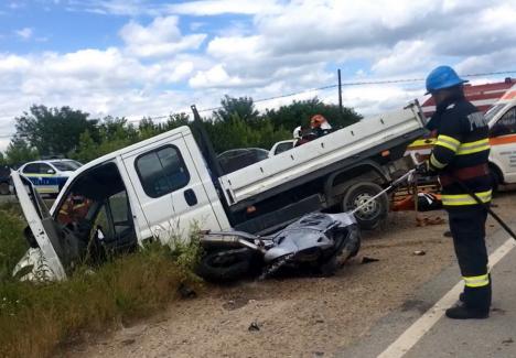 Accident grav între o motocicletă şi o autoutilitară, în Bihor. Motociclistul, adus la Oradea cu elicopterul SMURD (FOTO / VIDEO)