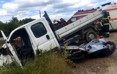 Accident grav între o motocicletă şi o autoutilitară, în Bihor. Motociclistul, adus la Oradea cu elicopterul SMURD (FOTO / VIDEO)