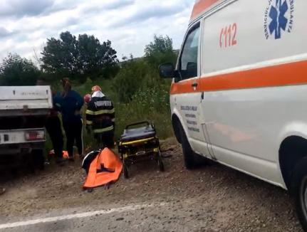 Accident grav între o motocicletă şi o autoutilitară, în Bihor. Motociclistul, adus la Oradea cu elicopterul SMURD (FOTO / VIDEO)