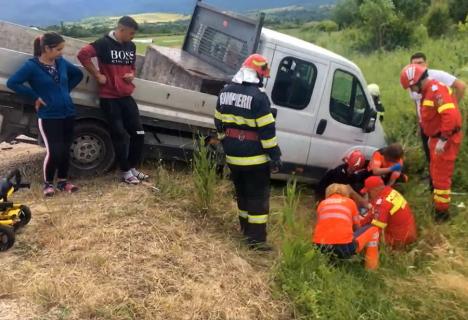 Accident grav între o motocicletă şi o autoutilitară, în Bihor. Motociclistul, adus la Oradea cu elicopterul SMURD (FOTO / VIDEO)