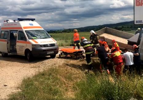 Accident grav între o motocicletă şi o autoutilitară, în Bihor. Motociclistul, adus la Oradea cu elicopterul SMURD (FOTO / VIDEO)