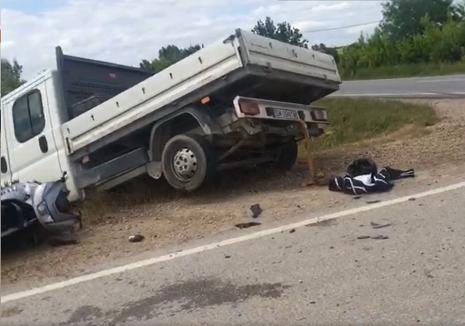 Accident grav între o motocicletă şi o autoutilitară, în Bihor. Motociclistul, adus la Oradea cu elicopterul SMURD (FOTO / VIDEO)