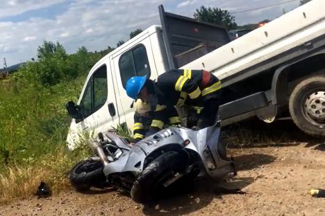 Accident grav între o motocicletă şi o autoutilitară, în Bihor. Motociclistul, adus la Oradea cu elicopterul SMURD (FOTO / VIDEO)