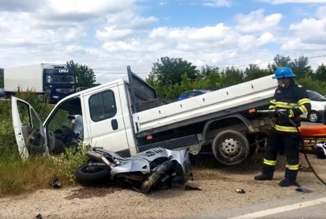 Accident grav între o motocicletă şi o autoutilitară, în Bihor. Motociclistul, adus la Oradea cu elicopterul SMURD (FOTO / VIDEO)