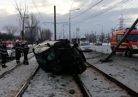 Accident pe Calea Borşului: Un BMW a ieşit în decor, două persoane au fost rănite (FOTO)