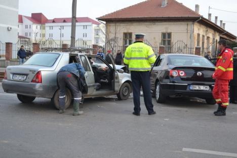 Accident în Calea Aradului: Şoferiţa unui Passat care nu a oprit la Stop a spulberat o Solenza (FOTO)