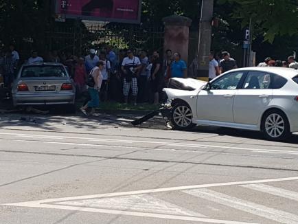 Accident pe strada Republicii din Oradea: Trei persoane rănite, un BMW şi un Subaru s-au făcut praf (FOTO)