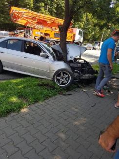 Accident pe strada Republicii din Oradea: Trei persoane rănite, un BMW şi un Subaru s-au făcut praf (FOTO)