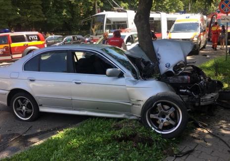 Accident pe strada Republicii din Oradea: Trei persoane rănite, un BMW şi un Subaru s-au făcut praf (FOTO)