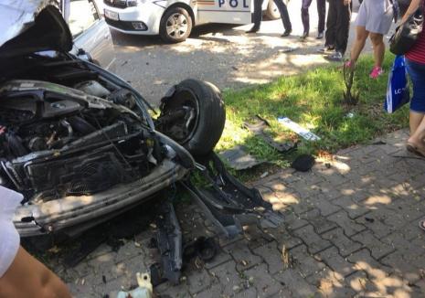 Accident pe strada Republicii din Oradea: Trei persoane rănite, un BMW şi un Subaru s-au făcut praf (FOTO)