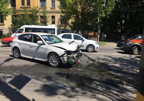 Accident pe strada Republicii din Oradea: Trei persoane rănite, un BMW şi un Subaru s-au făcut praf (FOTO)