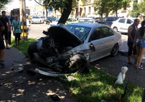 Accident pe strada Republicii din Oradea: Trei persoane rănite, un BMW şi un Subaru s-au făcut praf (FOTO)