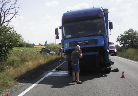 Multiple traumatisme: Şoferiţa care s-a izbit cu maşina frontal de un TIR lângă Mădăras a murit
