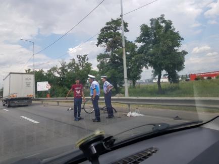 Accident la intrarea în Oradea, pe Calea Aradului. Un biciclist a ajuns la spital cu abdomenul spintecat (FOTO)
