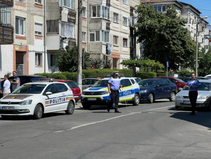 Accident în Oradea: Un BMW și un Renault s-au ciocnit. Cea de-a doua mașină s-a răsturnat, trafic blocat (FOTO / VIDEO)