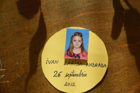 Larisa, iartă-ne! Moartea fetiței zdrobite de poarta de fotbal din Dobrești a șocat comunitatea. Toţi fug de responsabilitate (FOTO)