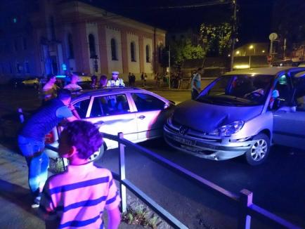 Intersecţie cu probleme: Două şoferiţe s-au „pupat” lângă podul Dacia (FOTO / VIDEO)