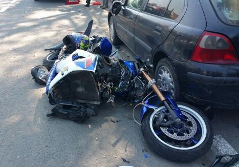 Accident grav pe Şoseaua Borşului: Un motociclist a zburat peste un autoturism oprit la semafor (FOTO)