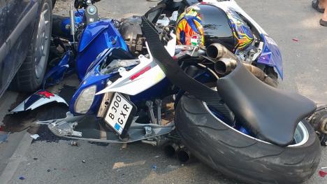 Accident grav pe Şoseaua Borşului: Un motociclist a zburat peste un autoturism oprit la semafor (FOTO)