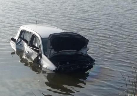 Accident în Paleu. O şoferiţă de 18 ani a plonjat cu maşina în lac! (FOTO)