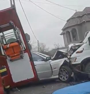 Accident cu 14 victime în Bihor: un microbuz s-a lovit cu un autoturism BMW la Petrileni (FOTO/VIDEO)