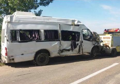 Microbuz lovit de tren lângă Rîpa. Doi tineri din Bihor au ajuns la spital, maşina s-a făcut praf (FOTO)