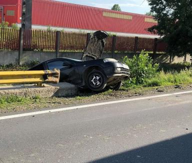 Accident la Săcădat. Două maşini au ajuns în şanţul din dreptul fostei fabrici Coca Cola (FOTO)