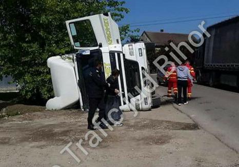 Accident grav între Salonta şi Tinca: O autobasculantă încărcată cu pietriş s-a răsturnat peste pietoni! (FOTO)