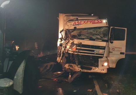 Un cap de TIR s-a făcut praf pe DN 79, între Salonta şi Ciumeghiu: Şoferul, băut la volan, a acroşat din spate un tractor