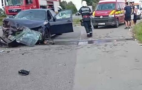 Două maşini s-au izbit frontal pe DN 79, la ieşire din Salonta. Două persoane sunt rănite (FOTO)