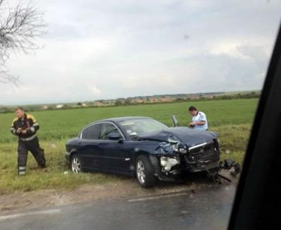 Accident la Sânmartin. Doi copii au fost transportaţi la spital în urma unei coliziuni în care au fost implicate trei maşini (FOTO)