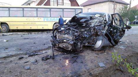 Accident oribil în Sântandrei: Un tânăr de 20 de ani a murit şi 5 persoane au fost rănite, după ce o maşină s-a ciocnit frontal cu un autobuz plin cu pasageri (FOTO/VIDEO)