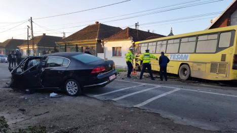 Accident oribil în Sântandrei: Un tânăr de 20 de ani a murit şi 5 persoane au fost rănite, după ce o maşină s-a ciocnit frontal cu un autobuz plin cu pasageri (FOTO/VIDEO)
