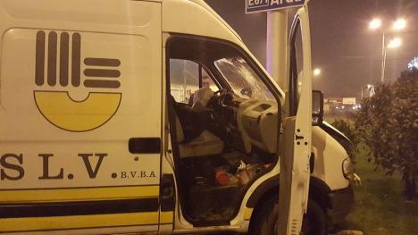 Accident pe Bulevardul Decebal: Beat la volan şi fără permis, un tânăr de 27 de ani a nimerit într-un stâlp din sensul giratoriu (FOTO / VIDEO)