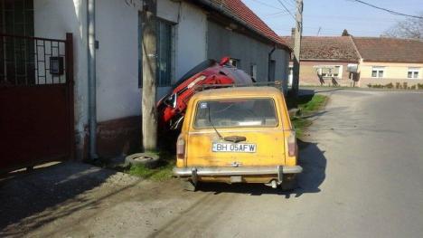 Accident spectaculos într-o curbă din Tileagd: Şoferul unui Alfa Romeo s-a urcat cu maşina pe capota unui alt autoturism (FOTO)