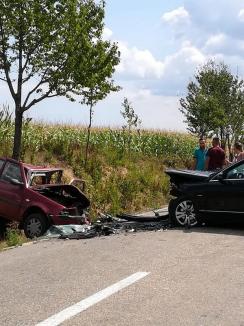 Trafic rutier blocat! O mamă şi doi copii, implicaţi într-un accident petrecut între Tilecuş şi Vârciorog (FOTO)