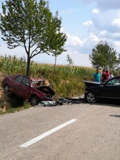 Trafic rutier blocat! O mamă şi doi copii, implicaţi într-un accident petrecut între Tilecuş şi Vârciorog (FOTO)