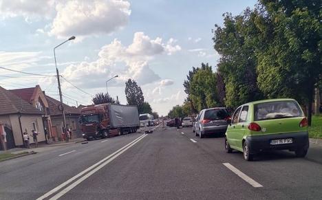 Accident pe Calea Matei Corvin: Șofer încarcerat, după impactul dintre un BMW și un TIR. Trafic blocat (FOTO)
