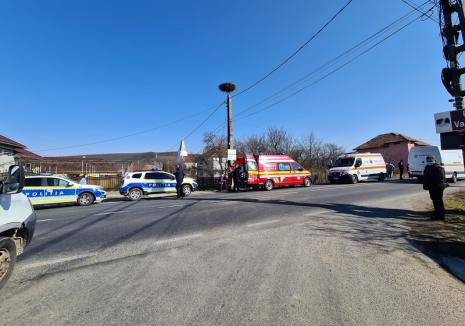 Accident grav pe DN1, lângă Topa de Criş: Un autoturism s-a izbit de un autocar, o persoană a ajuns la spital (FOTO)