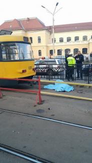 Scene horror lângă Gara Mare: Un tânăr a murit zdrobit de tramvai (FOTO)
