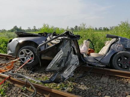 O maşină s-a izbit de tren lângă Finiş şi a fost târâtă 100 de metri. Un bărbat, în stop cardio-respirator (FOTO / VIDEO)