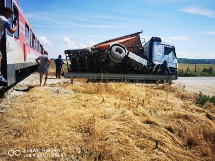 Camion lovit de tren, în Oradea. Un pasager a ajuns la spital (FOTO)