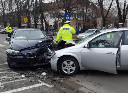 Accident spectaculos la Universitate: Un BMW s-a buşit cu un Nissan, “frecând” şi un taxi (FOTO)