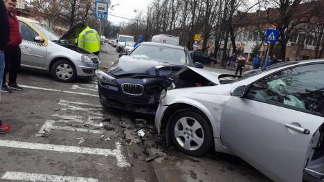 Accident spectaculos la Universitate: Un BMW s-a buşit cu un Nissan, “frecând” şi un taxi (FOTO)