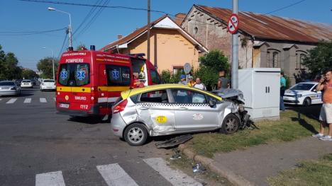 Accident pe strada Vlădeasa: Lovită de o şoferiţă neatentă, o taximetristă a ajuns cu maşina într-un stâlp (FOTO)