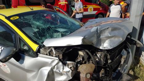 Accident pe strada Vlădeasa: Lovită de o şoferiţă neatentă, o taximetristă a ajuns cu maşina într-un stâlp (FOTO)