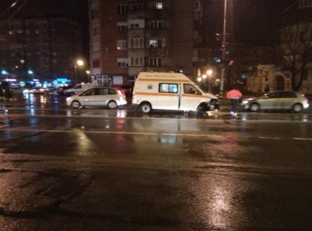 Două ambulanţe lovite de un BMW şi de un Audi, într-o singură oră, în Oradea. Una dintre autospeciale transporta o pacientă aflată în comă (FOTO)