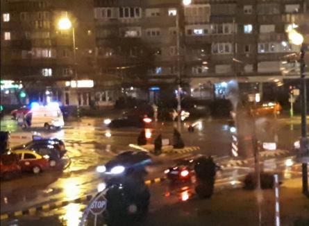 Două ambulanţe lovite de un BMW şi de un Audi, într-o singură oră, în Oradea. Una dintre autospeciale transporta o pacientă aflată în comă (FOTO)