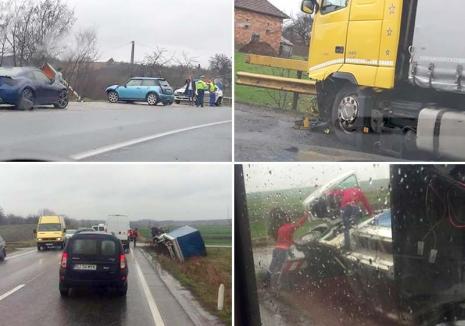 Accidente unul după altul în Bihor: Un TIR s-a răsturnat în zona Marghita, un altul s-a lovit de un autoturism la Piatra Craiului (FOTO)