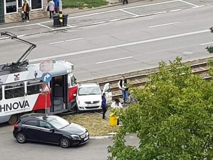Dimineaţă cu bucluc: O Dacie şi un tramvai s-au 'pupat' în Nufărul (FOTO)